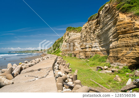 Chiba Prefecture: Byobugaura, summer blue sky 128556036