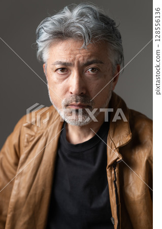 A man in a jacket 128556136
