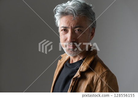A man in a jacket 128556155