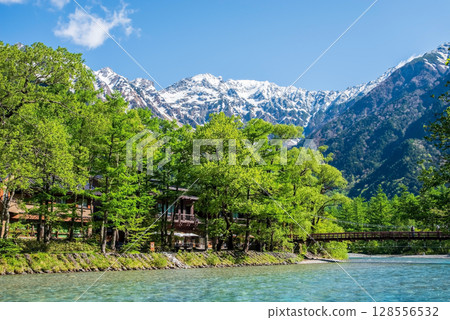 A spectacular view of Kamikochi: Kappa Bridge and the Hotaka mountain range in the season of fresh greenery 128556532