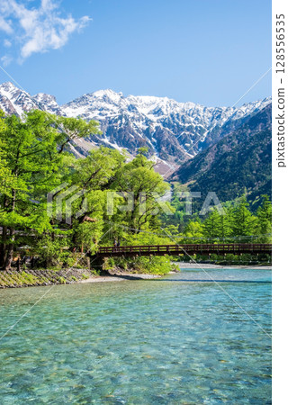 A spectacular view of Kamikochi: Kappa Bridge and the Hotaka mountain range in the season of fresh greenery A spectacular view of Kamikochi: Kappa Bridge and the Hotaka mountain range in the season of fresh greenery 128556535