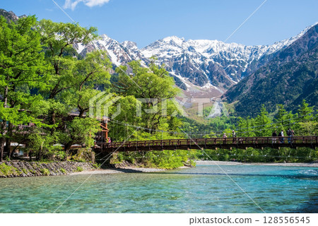 上高地的絕景：新綠時節的河童橋和穗高山脈 128556545