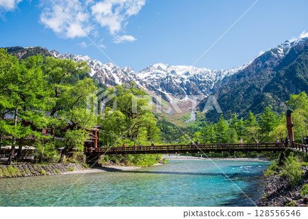 上高地的絕景：新綠時節的河童橋和穗高山脈 128556546