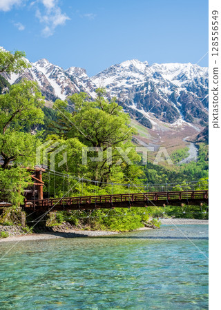 上高地的絕景:新綠時節的河童橋和穗高山脈 上高地的絕景:新綠時節的河童橋和穗高山脈 128556549
