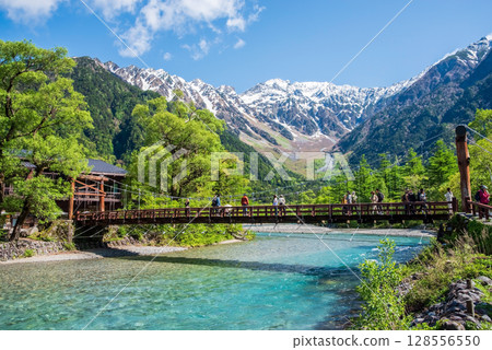 上高地的絕景：新綠時節的河童橋和穗高山脈 128556550