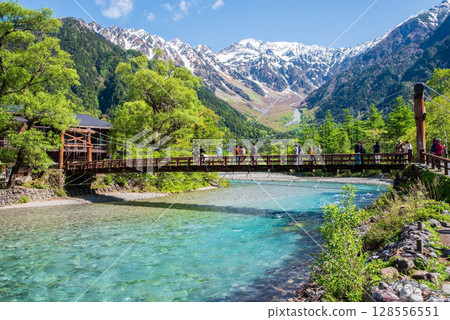上高地的絕景:新綠時節的河童橋和穗高山脈 上高地的絕景:新綠時節的河童橋和穗高山脈 128556551