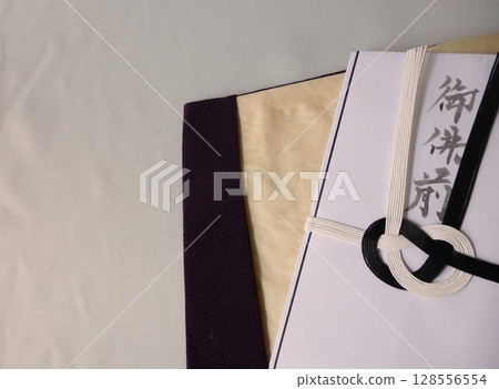 裝有弔唁信封的布 128556554