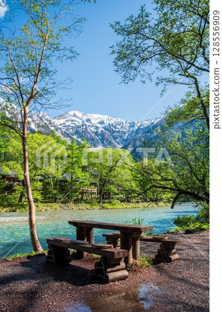 上高地的風景「初夏的河童橋週邊」 128556909