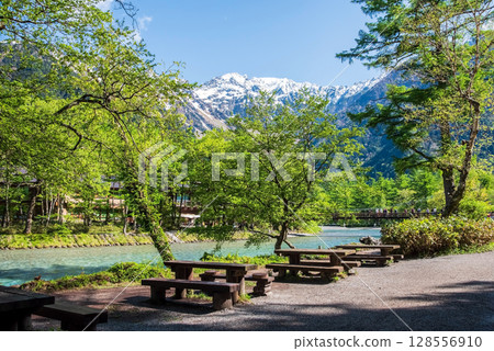 上高地的風景「初夏的河童橋週邊」 上高地的風景「初夏的河童橋週邊」 128556910
