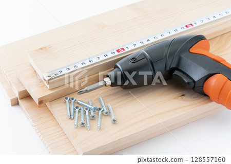 自攻螺絲、木材、電動螺絲起子和捲尺的 DIY 圖像 128557160