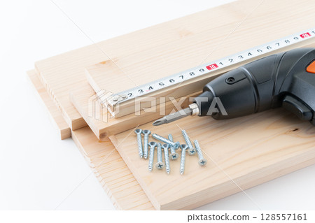 自攻螺絲、木材、電動螺絲起子和捲尺的 DIY 圖像 128557161