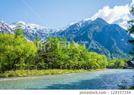 上高地的絕景:“新綠時節,從梓川沿岸的散步道眺望穗高山脈” 上高地的絕景:“新綠時節,從梓川沿岸的散步道眺望穗高山脈” 128557284