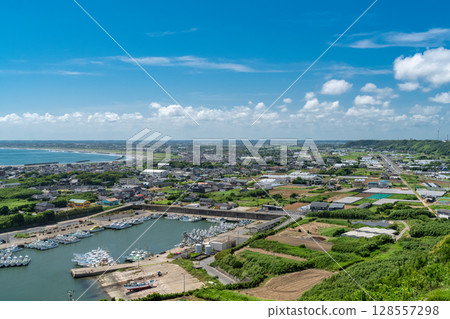 View of Cape Iioka, Chiba Prefecture, and the blue summer sky 128557298