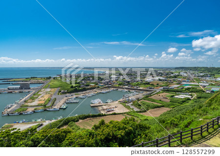 千葉縣飯岡岬的景色和藍色的夏日天空 128557299