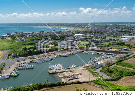 千葉縣飯岡岬的景色和藍色的夏日天空 128557300
