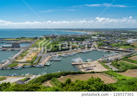 千葉縣飯岡岬的景色和藍色的夏日天空 128557301
