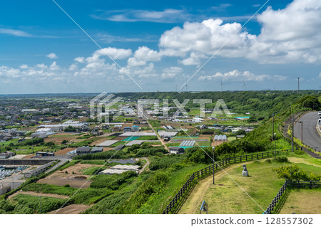 千葉縣飯岡岬的景色和藍色的夏日天空 千葉縣飯岡岬的景色和藍色的夏日天空 128557302