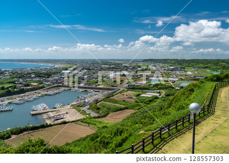 千葉縣飯岡岬的景色和藍色的夏日天空 128557303