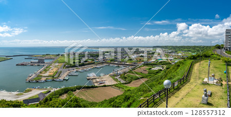 View of Cape Iioka, Chiba Prefecture, and the blue summer sky 128557312