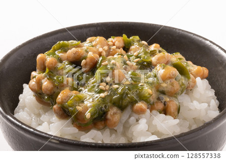 Mekabu and natto rice Mekabu and natto rice 128557338