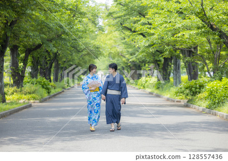 穿著浴衣約會的男女 128557436