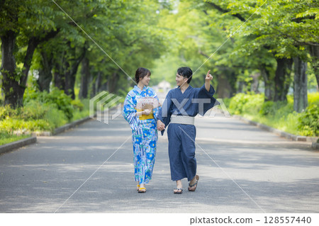 穿著浴衣約會的男女 128557440