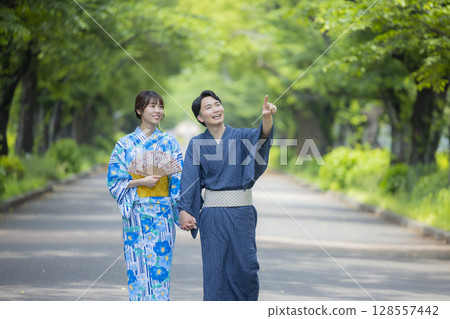 穿著浴衣約會的男女 128557442