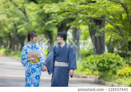 穿著浴衣約會的男女 128557443