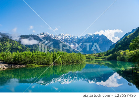 The magnificent view of Kamikochi: "Taisho Pond and the Northern Alps in the season of fresh greenery" 128557450