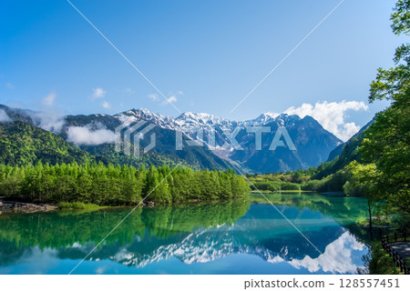 The magnificent view of Kamikochi: "Taisho Pond and the Northern Alps in the season of fresh greenery" 128557451