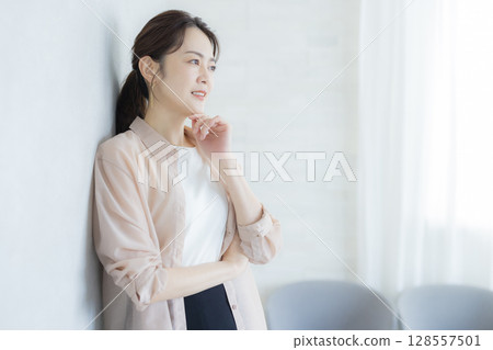在辦公室工作的婦女 128557501