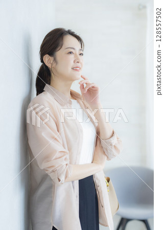 在辦公室工作的婦女 128557502