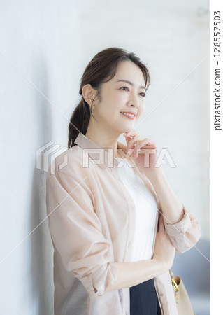在辦公室工作的婦女 在辦公室工作的婦女 128557503