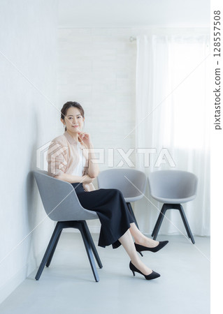 在辦公室工作的婦女 128557508