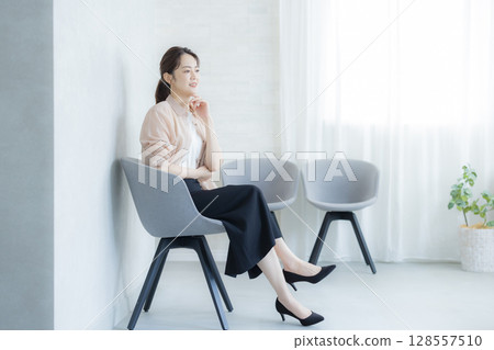 在辦公室工作的婦女 128557510