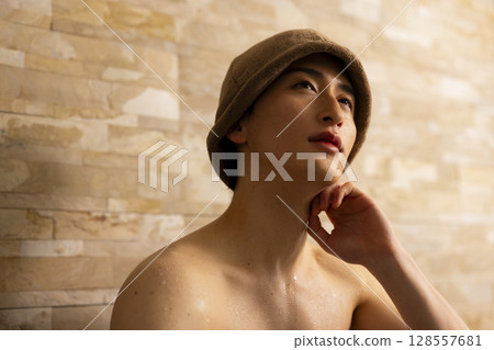 Sauna man 128557681