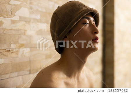 Sauna man 128557682