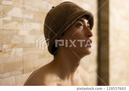 Sauna man 128557683