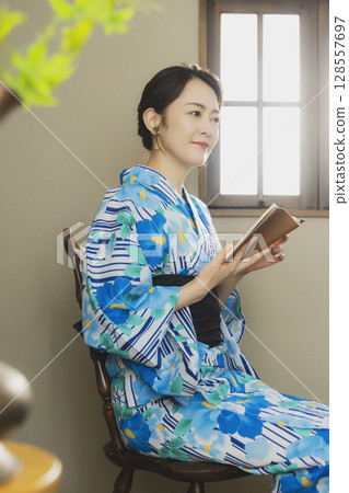 窗邊穿著浴衣的女子 窗邊穿著浴衣的女子 128557697