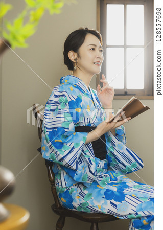 窗邊穿著浴衣的女子 窗邊穿著浴衣的女子 128557698