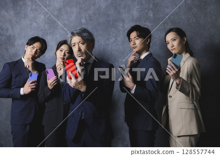 擁有智慧型手機的商人 擁有智慧型手機的商人 128557744