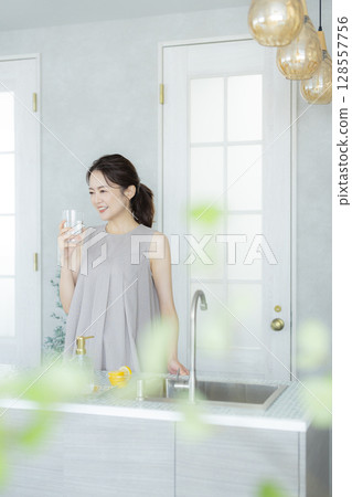 Middle-aged women who are concerned about their skin 128557756