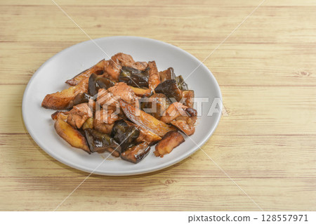 Stir-fried chicken, eggplant and potatoes with oyster sauce Stir-fried chicken, eggplant and potatoes with oyster sauce 128557971