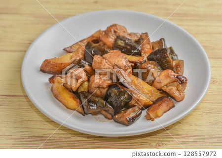 Stir-fried chicken, eggplant and potatoes with oyster sauce Stir-fried chicken, eggplant and potatoes with oyster sauce 128557972