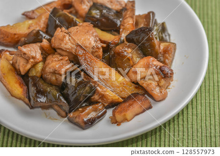 蠔油雞茄子馬鈴薯炒菜 128557973