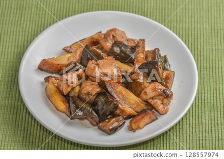 Stir-fried chicken, eggplant and potatoes with oyster sauce 128557974