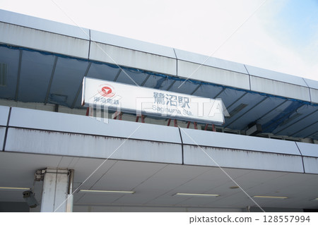 鷺沼站和中央檢票口前的站名牌（川崎市）－標誌著夏季的開始 128557994
