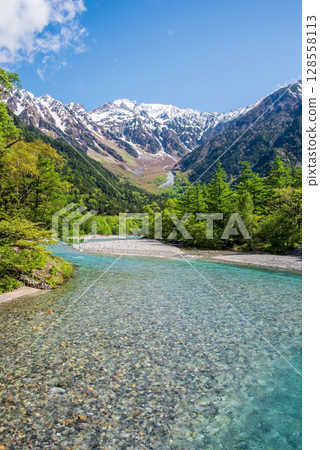 上高地的壯麗景色：“新綠時節，美麗的梓川與穗高山脈” 128558113