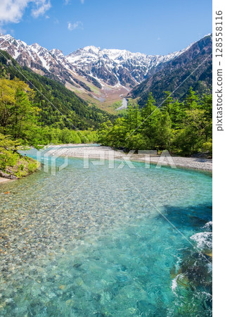 The magnificent view of Kamikochi: "The beautiful flow of the Azusa River and the Hotaka mountain range in the season of fresh greenery" 128558116