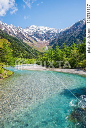 The magnificent view of Kamikochi: "The beautiful flow of the Azusa River and the Hotaka mountain range in the season of fresh greenery" The magnificent view of Kamikochi: "The beautiful flow of the Azusa River and the Hotaka mountain range in the season of fresh greenery" 128558117